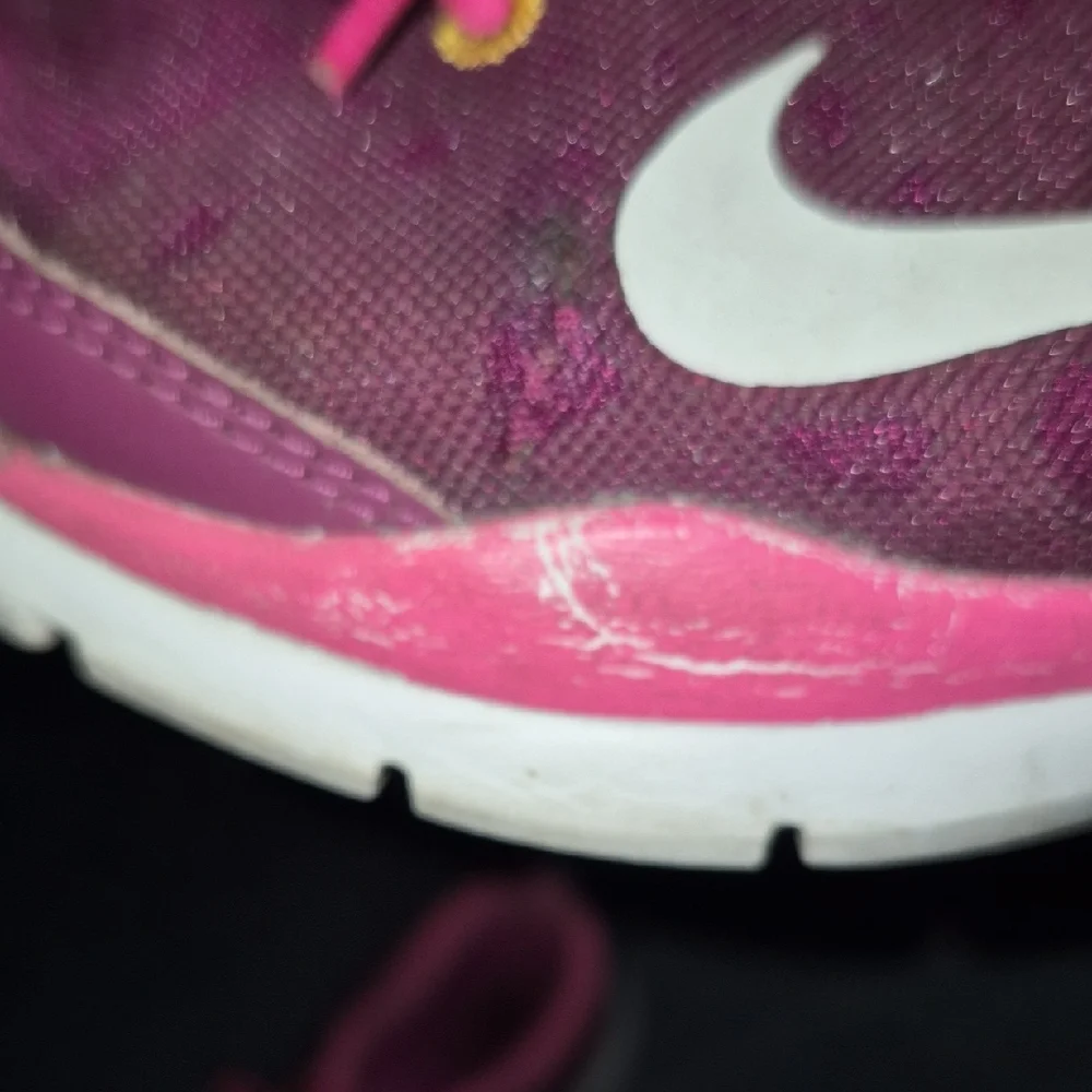 Nike Women's Fuchsia Athletic Shoes Size 6.5 - Picture 3 of 5